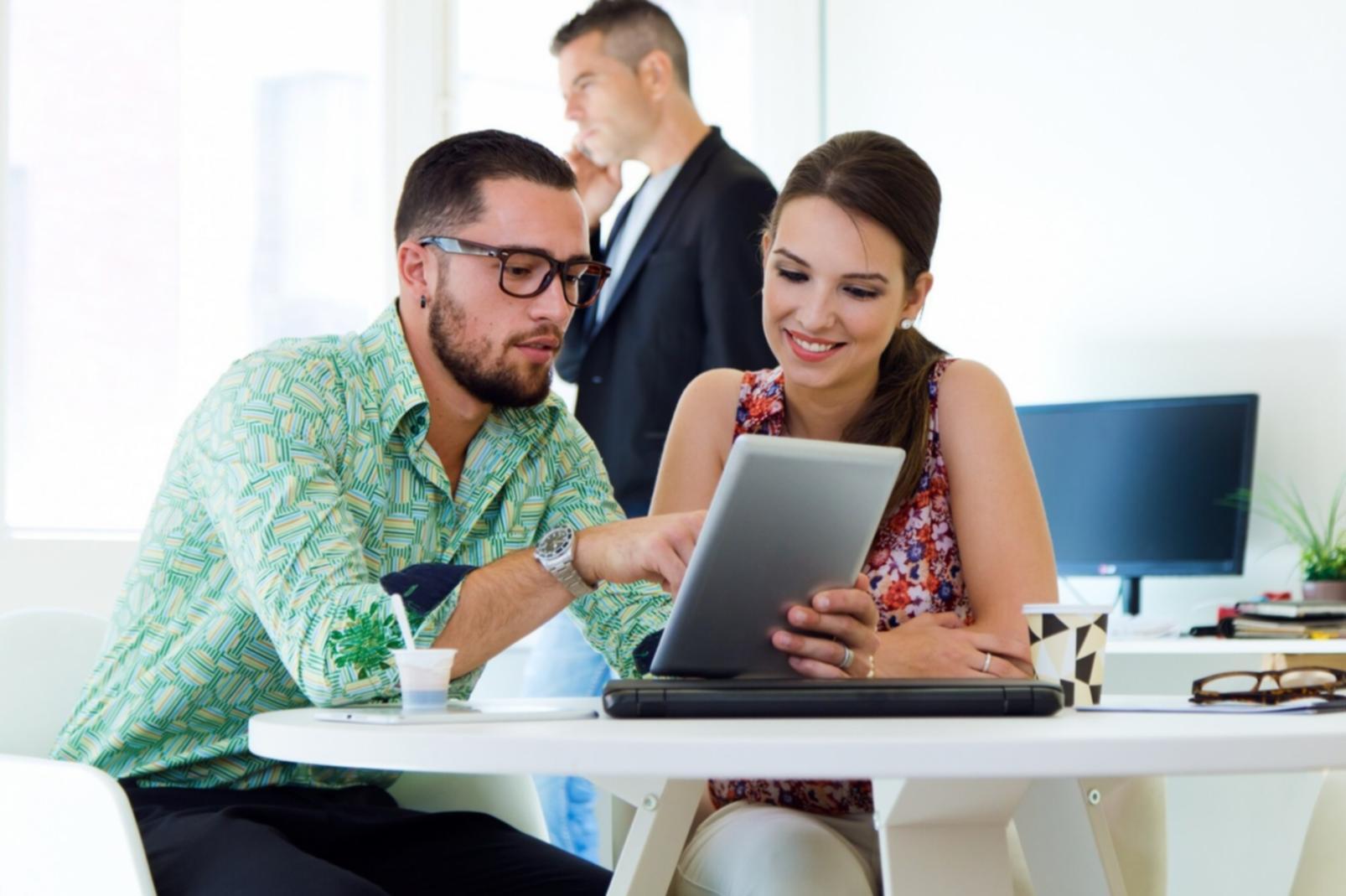 Professionista che lavora su una strategia di coaching personalizzata